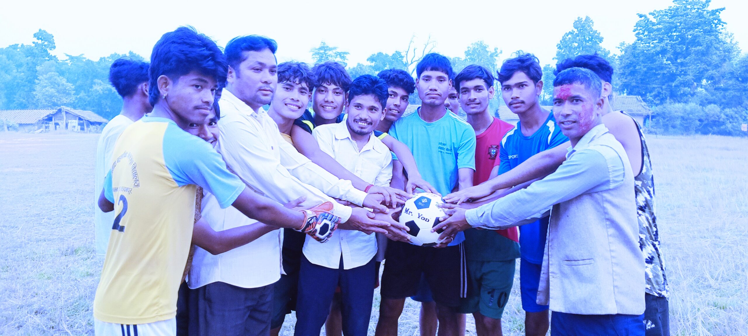 लालझाडी भृकुटी स्कुलका प्रबन्ध निर्देशक रानाद्वारा खेलाडीलाई फुटबल