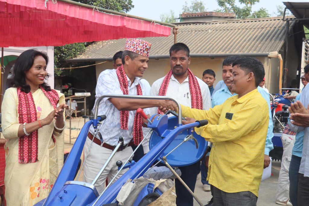 धनगढीमा कृषकलाई १ मिनी पावर ट्रेलर र १२ वटा पावर ट्रेलर वितरण