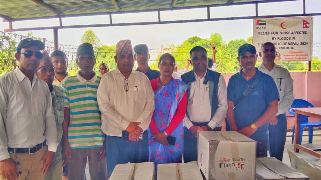 कृष्णपुरमा बाढी पिडित नागरिकलाई खाद्यान्न सहयोग 