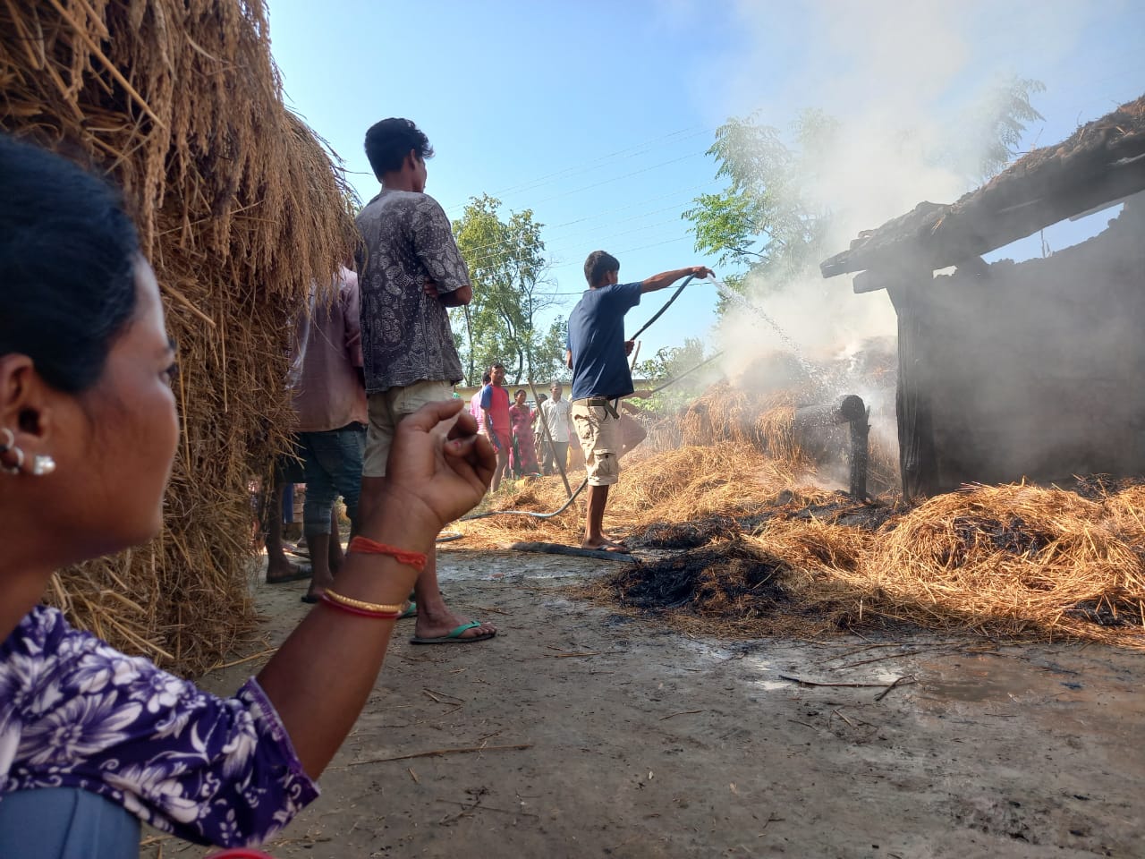 लालझाडी ४ मा गोठ र पराल मा आगलागी हुँदा लाखौं को क्षति