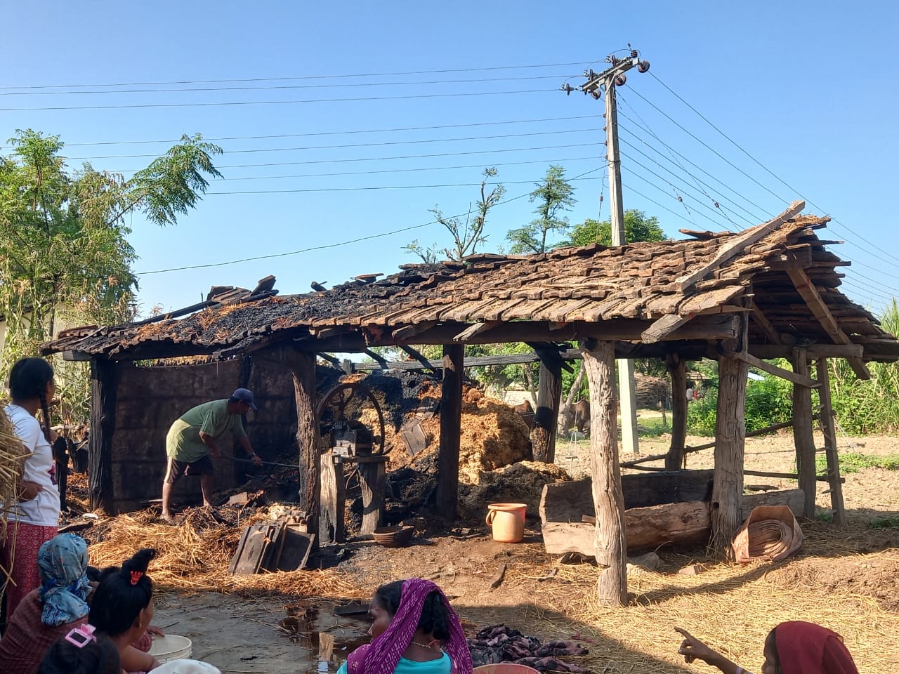लालझाडी ४ मा गोठ र पराल मा आगलागी हुँदा लाखौं को क्षति