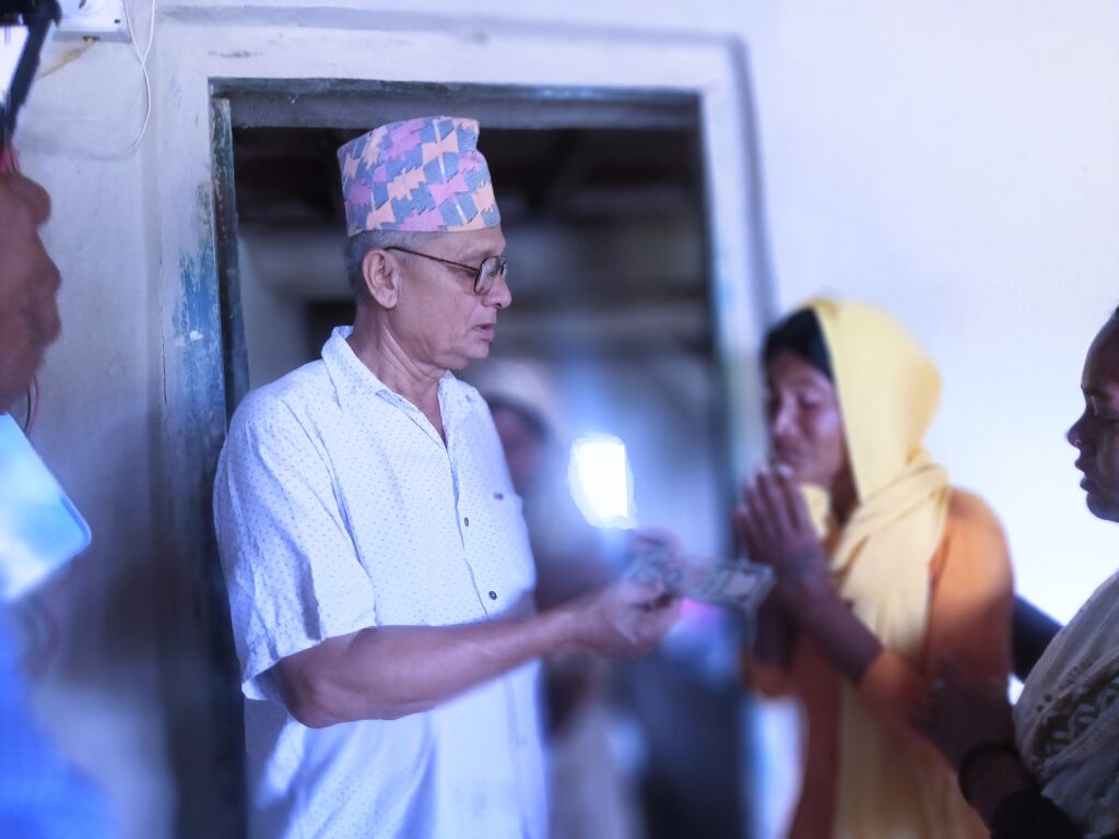 हात्तीको आक्र्रमणबाट मारिएका लालझाडी राना परिवार लाई cfcc द्वारा नगद राहत वितरण