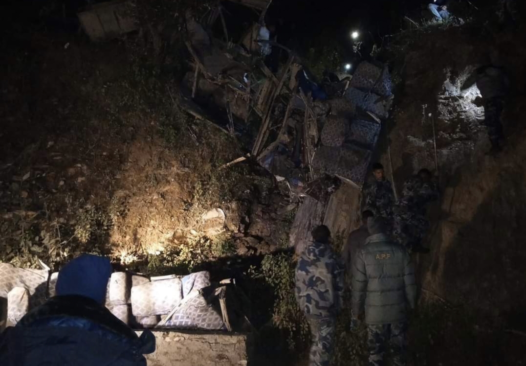 कञ्चनपुरदेखि बैतडीका लागि सवार यात्रुवाहक बस डडेलधुरामा दुर्घटना