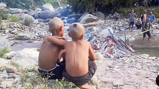 चितामा आमा जलिरहिन्, उनीहरू टोलाइरहे