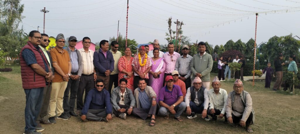 बेलडाँडी उपप्रमुख शान्ति नाथको सचिवालयद्वारा ग्रिनपार्कका संचालक गिरीलाई सम्मान 