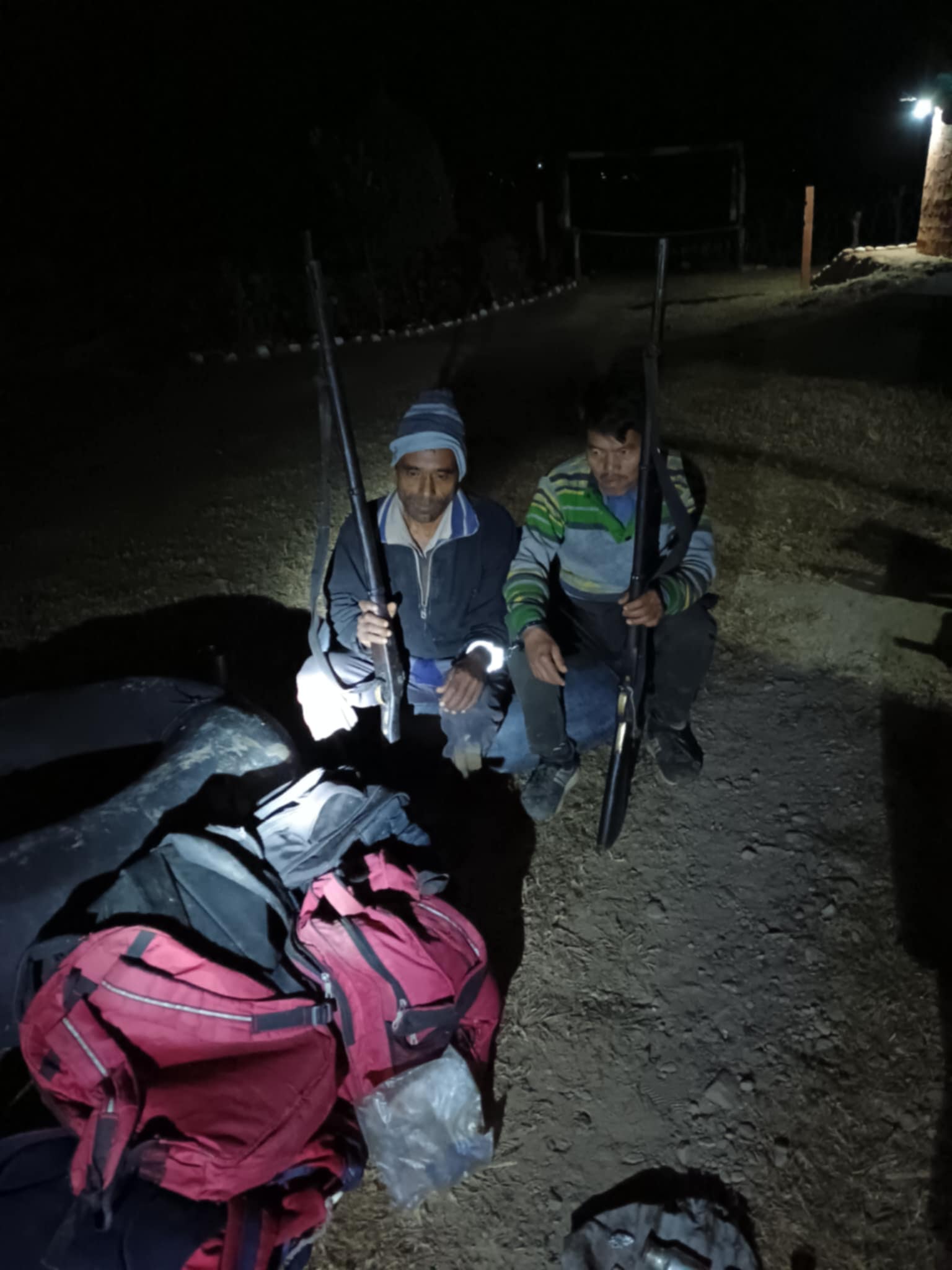 सशस्त्र प्रहरीको घेरामा शिकारी समुह !