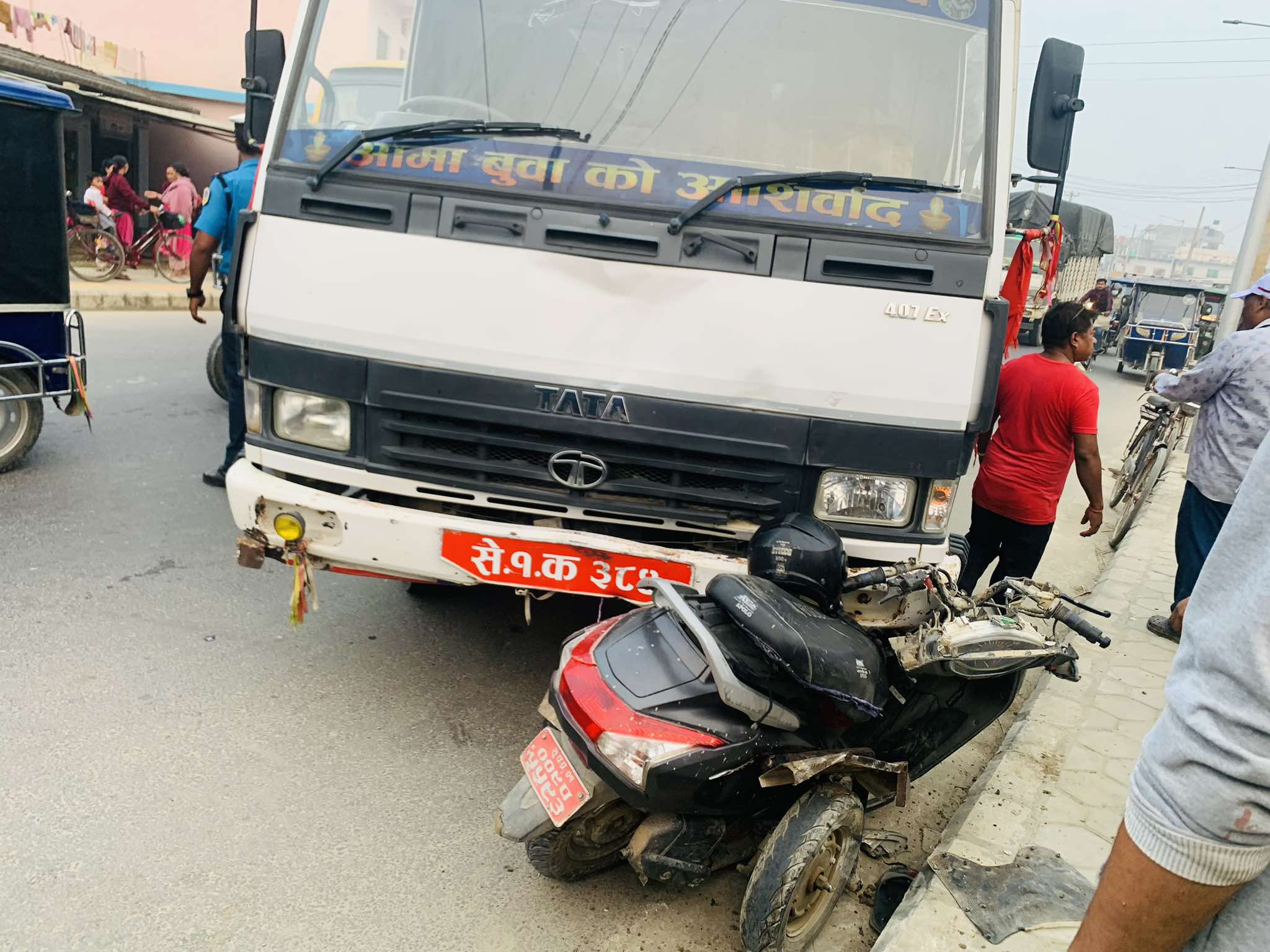 धनगढीमा मिनिट्रककाे ठक्करबाट स्कुटी चालक घाइते