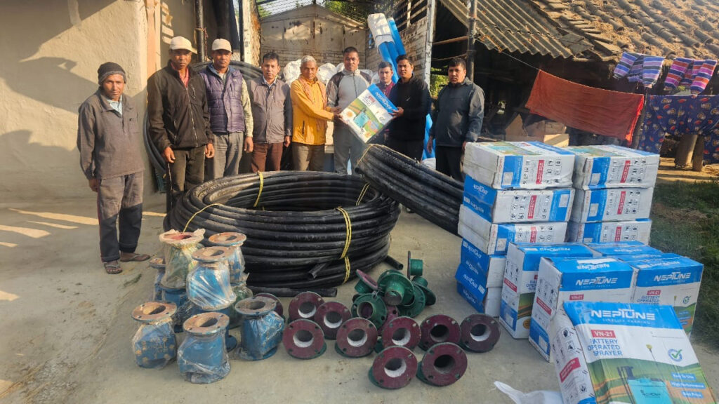 ग्रामीण उद्यम तथा आर्थिक विकास आयोजना (REED) डडेल्धुराको सहयोगमा किसानलाई कृषि सामग्री वितरण
