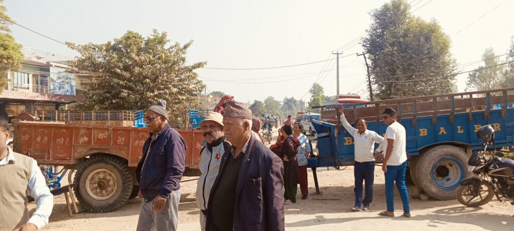 बेलौरी बजार देखि रिछाह सम्मको सडक ३ दिन सम्म पनि निर्माणको काम अगाडि नबढेको भन्दै स्थानियहरुद्वारा पुन: सडक अवरोध