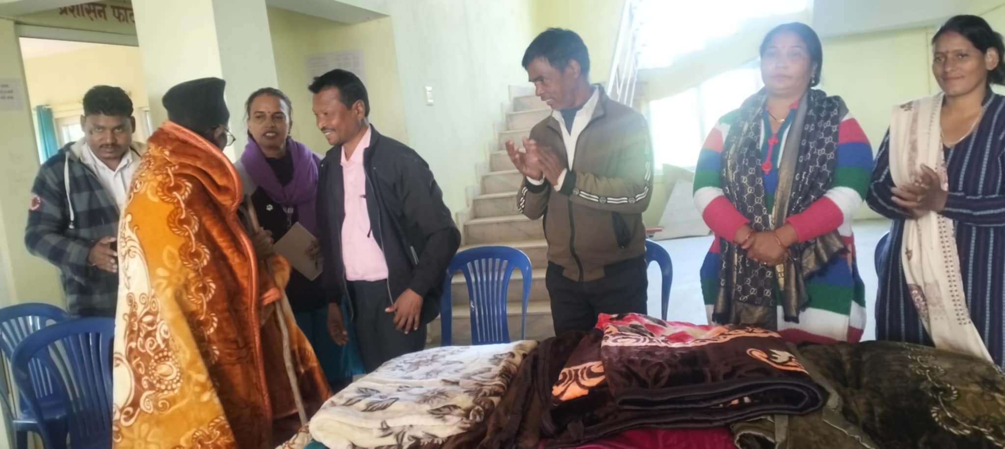 भीनपा १९का जेष्ठ नागरिकलाई न्यानो कपडा वितरण 