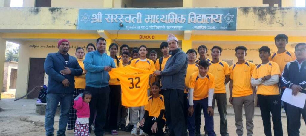 पुनर्वास टाइम्स् ले सरस्वती माध्यमिक विद्यालय का खेलाडी लाई ४० थान ड्रेस वितरण