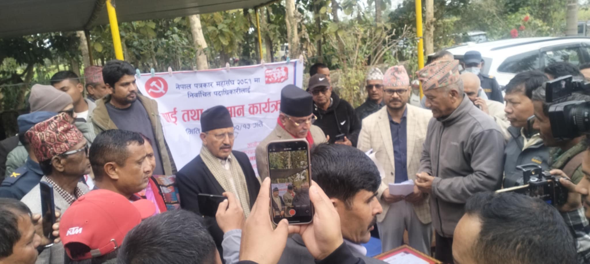 हात्ती नियन्त्रणको माग अघि सारेर काँग्रेस नेता गुरुङ्गले प्रचण्डलाई बुझाए ज्ञापन 