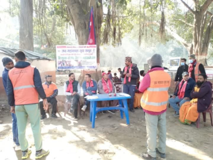 डोके बजारमा निशुल्क खाना खुवाउदै जय महाँकाल युवा समूह; ‘भोकालाई भोजन’ अभियानको सुरुवात