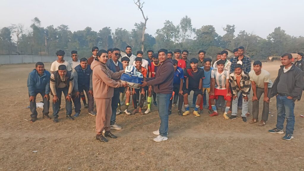 कन्चन जाई युथ क्लबले आयोजना गरेको खेलमा  लालझाडी गाउँपालिका द्वारा खेल सामाग्री सहयोग