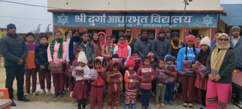 मन्त्रीपत्नी थापाद्वारा दुर्गा आधारभूत विद्यालयका १७३ विद्यार्थीलाई न्यानो कपडा वितरण ।