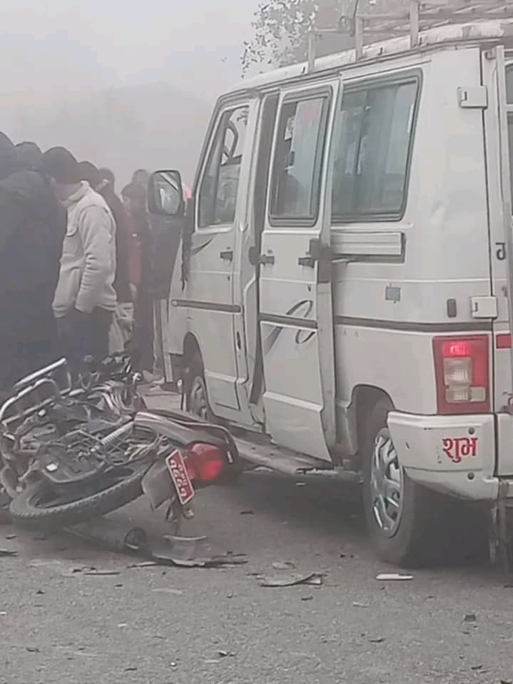 कृष्णपुरमा विङ्गर र मोटरसाइकल ठोक्किदा दुर्घटना 