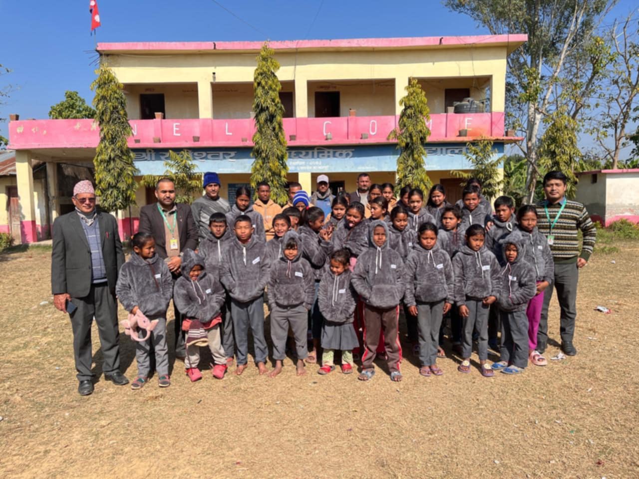 लालझाडीमा नबिल बैंक द्वारा रामेश्वर मा,वि,मा गरीब,असहाय,टुहुरा बालबालिका लाई न्यानो कपडा वितरण