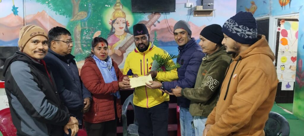 प्रेस सेन्टर कञ्चनपुरद्वारा बिरामी पत्रकार सिनाललाई आर्थिक सहयोग