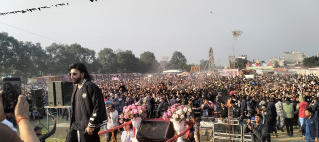 सुदूरपश्चिम कृषि, पर्यटन तथा साँस्कृतिक महोत्सवमा दुर्गेश थापाले तताए स्टेज