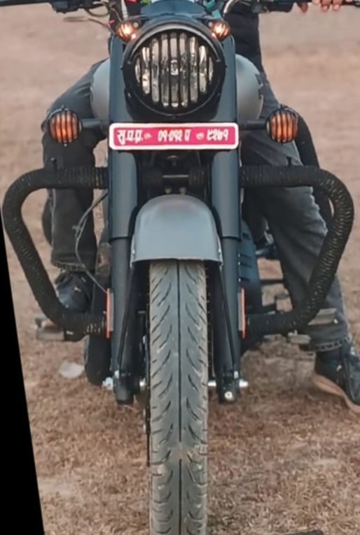 पार्किङ गरि राखेकाे रोयल enfield 350 classic मोटरसाईकल चोरी