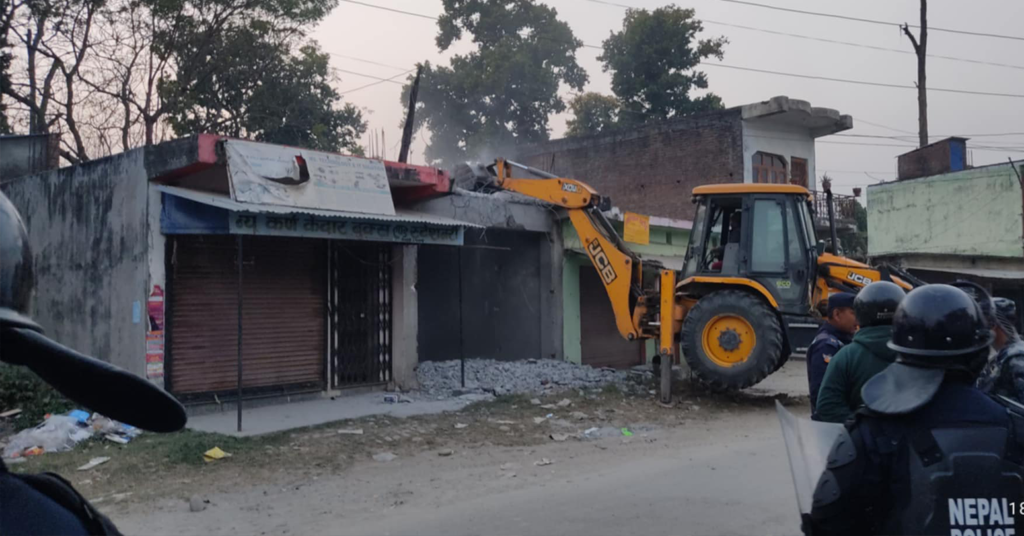 बेलडाँडी गाउँपालिका प्रमुख रानाले सडकमा पर्ने आफ्नै घरमा डोजर लगाएर हटाए 