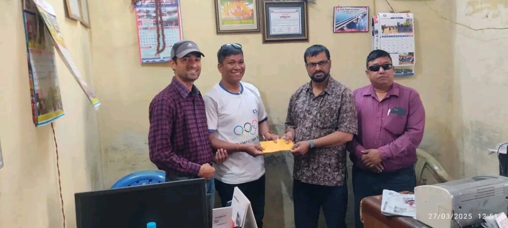 कञ्चनपुरमा होली खेलेर संकलित रकम घाइते पत्रकारलाई प्रदान