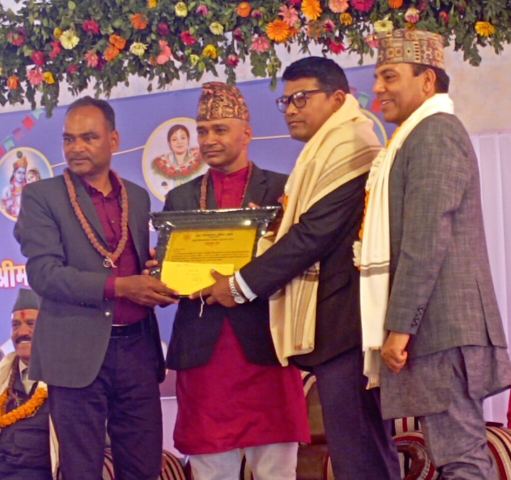 सुदुर पश्चिमाञ्चल साहित्य समाजले सहित्यकार  पदम रानालाई सम्मान