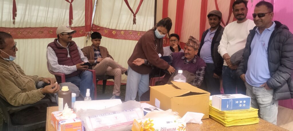 कञ्चनपुर पर्यटतन महोत्सवमा स्वस्तिक अस्पतालको निःशुल्क हेल्थ डेस्क 