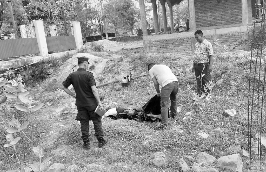 अत्तरियाको एक मन्दिर परिसरमा टाउको फुटेको अवस्थामा पुरुषको शव फेला