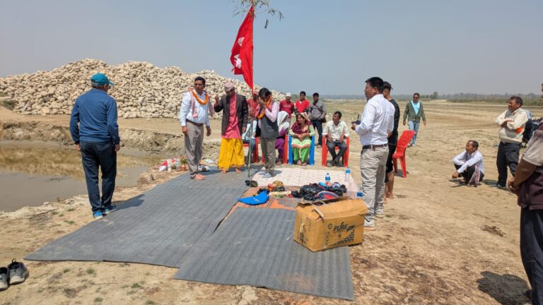 लालझाडी स्थित दोदा नदीमा बस्ती र उर्बराभूमि जोगाउन तटबन्ध निर्माण कार्य सुरु