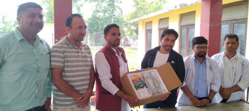 युवा नेता तथा समाजसेवी गोपी प्रसाद उपाध्यायद्वारा श्रीपुर स्वास्थ्य कार्यालयलाई इसिजी मेसिन सहयोग