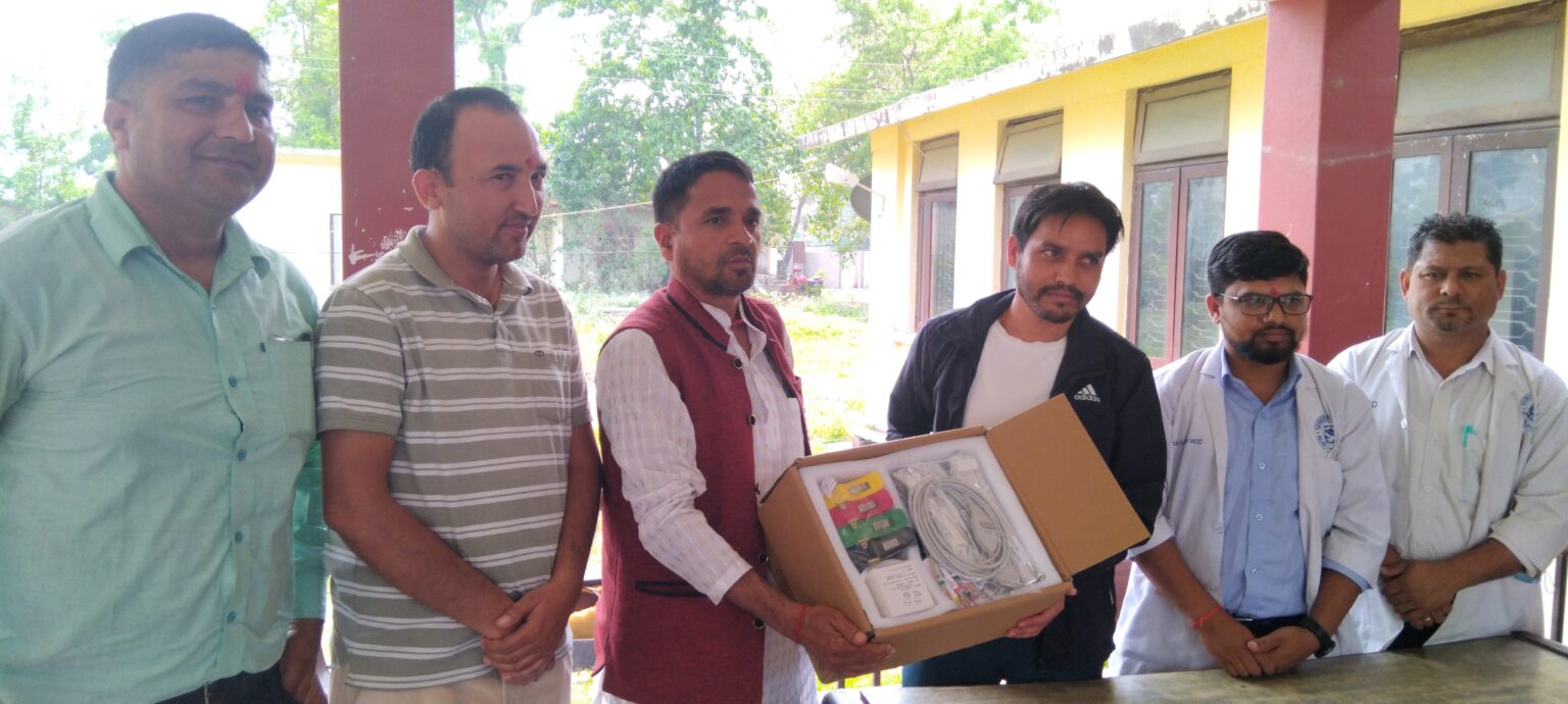 युवा नेता तथा समाजसेवी गोपी प्रसाद उपाध्यायद्वारा श्रीपुर स्वास्थ्य कार्यालयलाई इसिजी मेसिन सहयोग