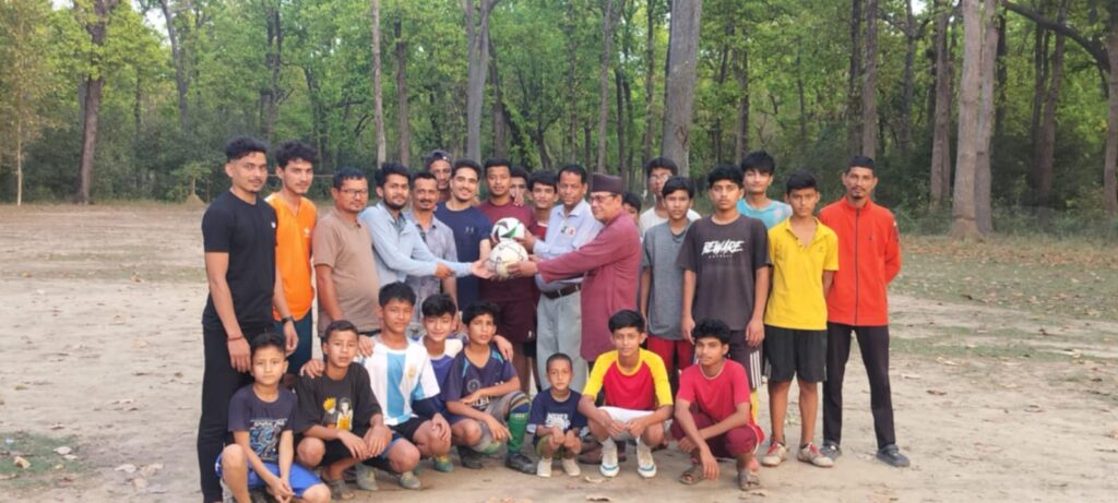 कृष्णपुरका युवा नेता कार्कीद्वारा खेल सामाग्री वितरण