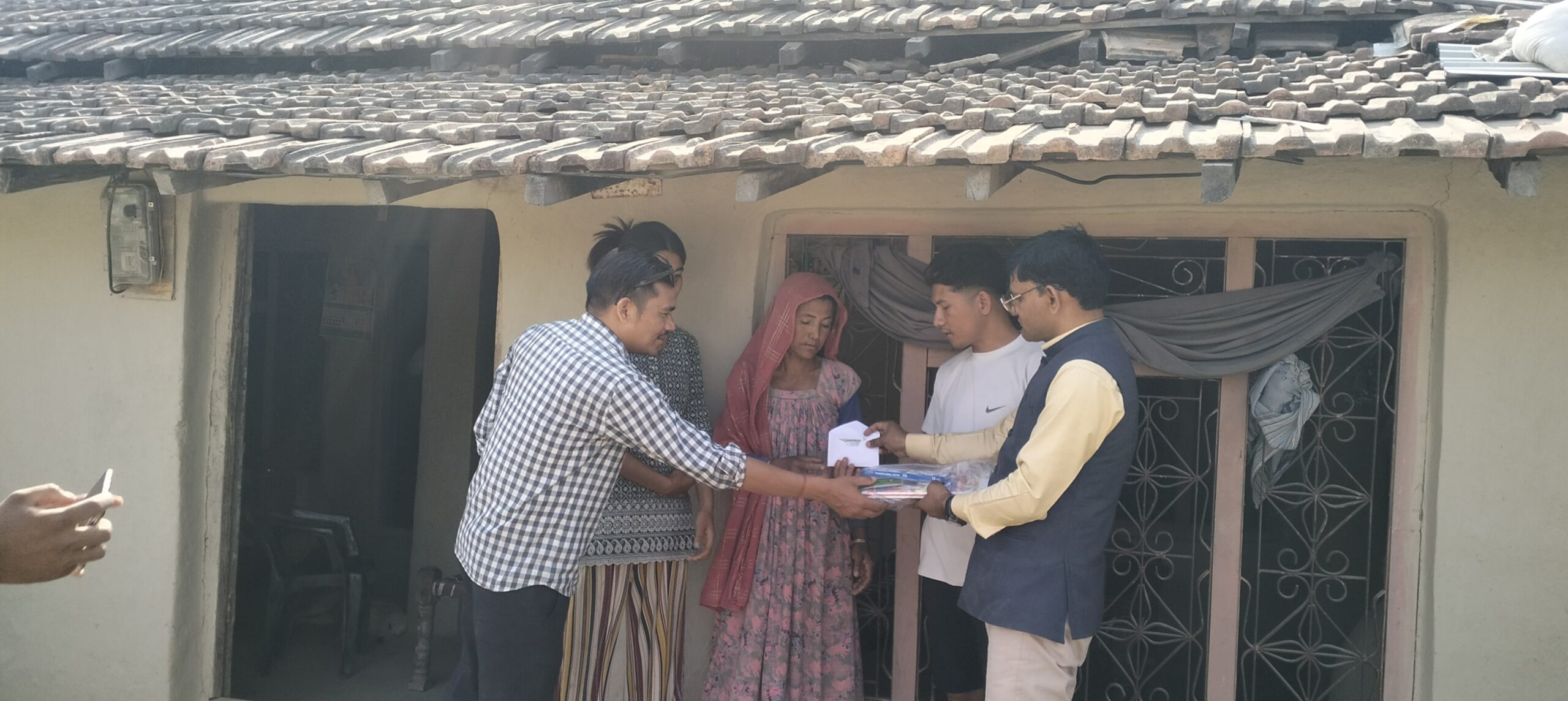 हात्तीपीडित परिवार राना र चौधरीको परिवारलाई आर्थिक शैक्षिक सहयोग