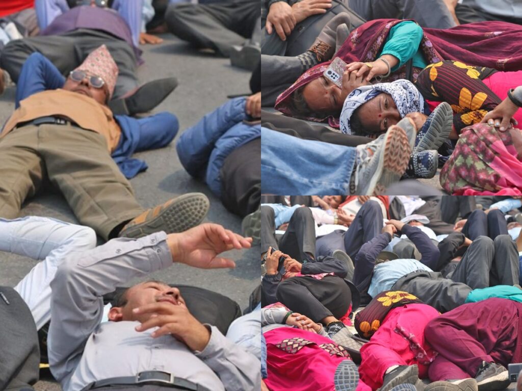 काठमाडौंमा शिक्षकहरूको अनौठो प्रदर्शन : सडकमा सुतेर विरोध