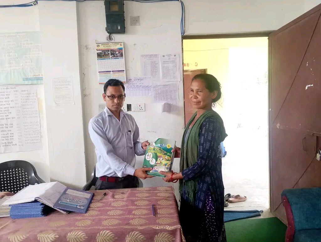 लालझाडी की ५२ वर्षीया डल्लीदेवी चौधरी कक्षा १ मा भर्ना 