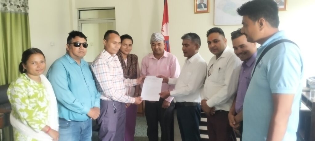 प्रेस सेन्टर कञ्चनपुरद्वारा गृह र संचारमन्त्रीलाई ज्ञापन