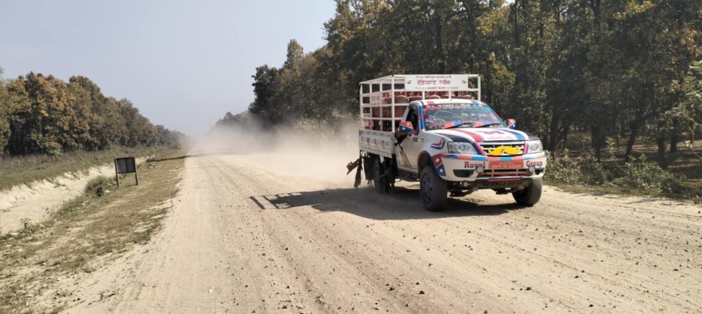 कञ्चनपुरमा हुलाकी सडक बनेन, ठेकेदारको  लार्पबाही, जनतालाई दुख, सरकार हेरेको हेरै