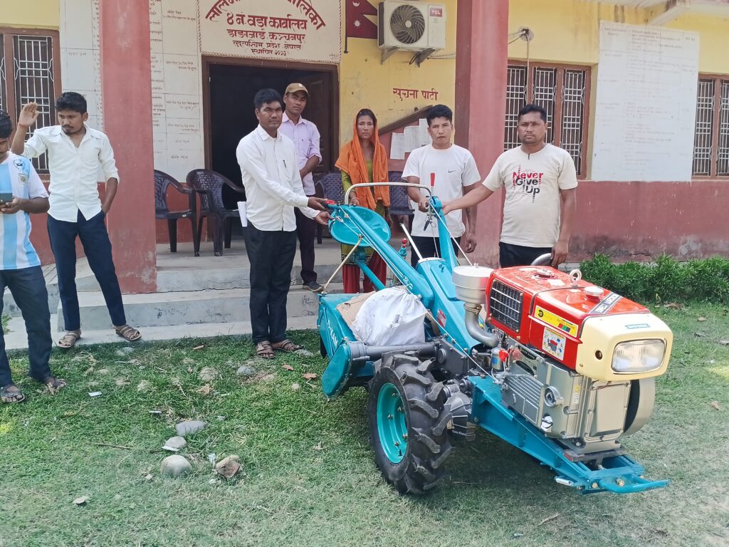 लालझाडीका हात्तीपीडित राना परिवारलाई पावर टीलर 