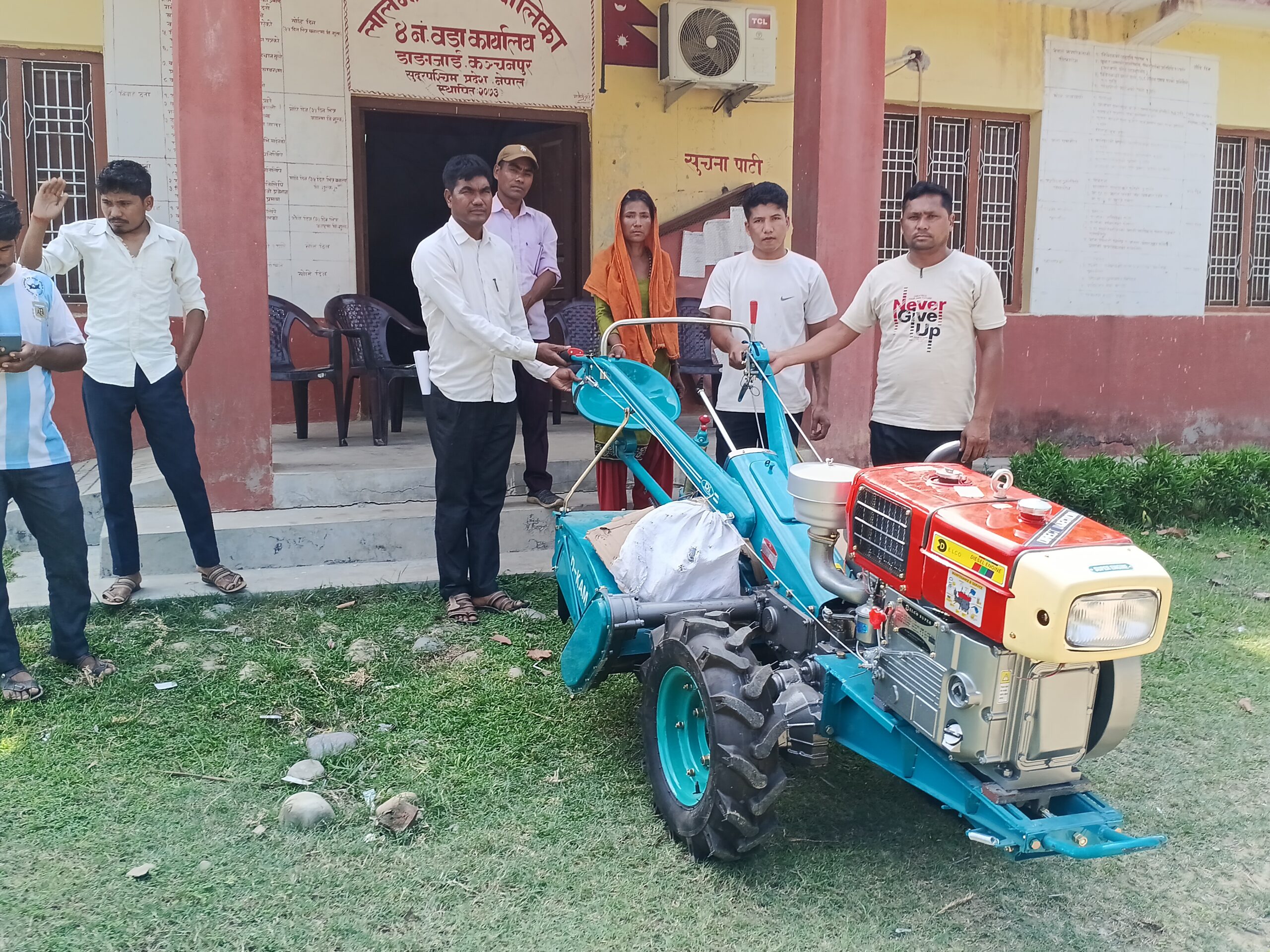 लालझाडीका हात्तीपीडित राना परिवारलाई पावर टीलर 