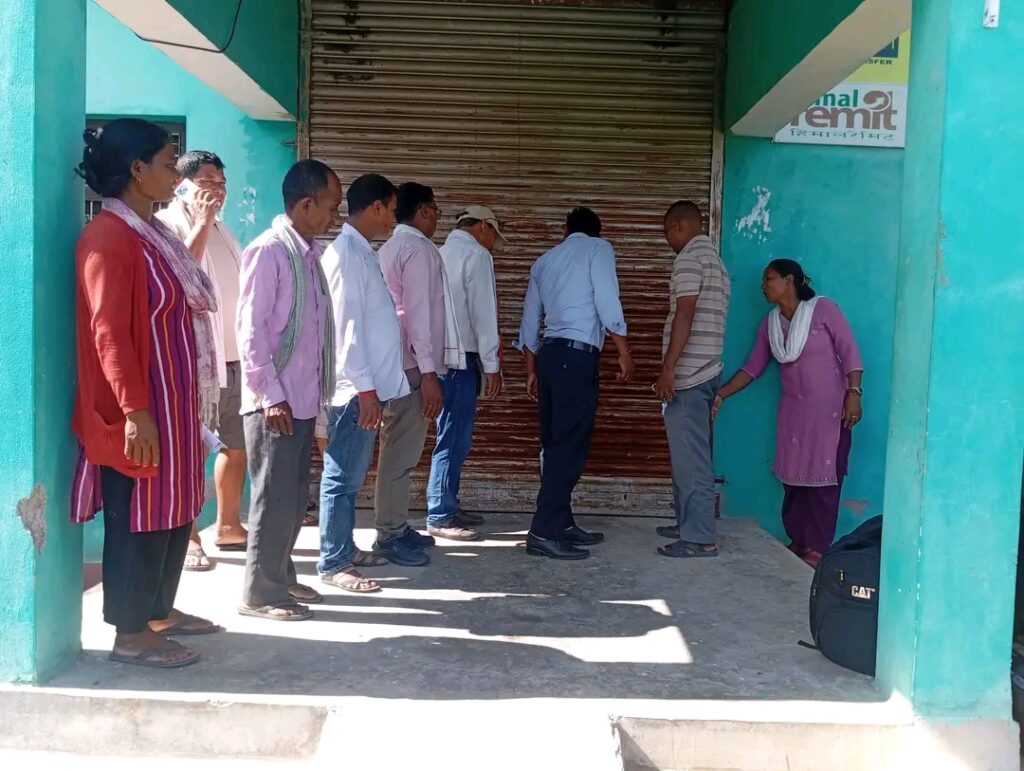 लालझाडी :- दोदा साना किसान र अनमोल सहकारी:पीडित कृषक र सहकारीबीच सम्झौता,कार्यालयमा लगाएको ताला खोलियो