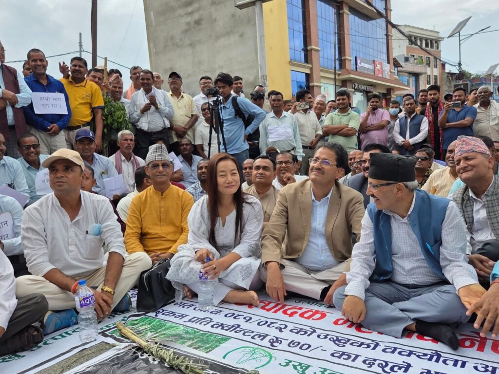 अन्यायमा परेका उखु किसानको साथमा काँग्रेस नेता एनपी, विष्ट र माओवादी नेतृ बिना मगरको साथ 