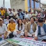 अन्यायमा परेका उखु किसानको साथमा काँग्रेस नेता एनपी, विष्ट र माओवादी नेतृ बिना मगरको साथ 