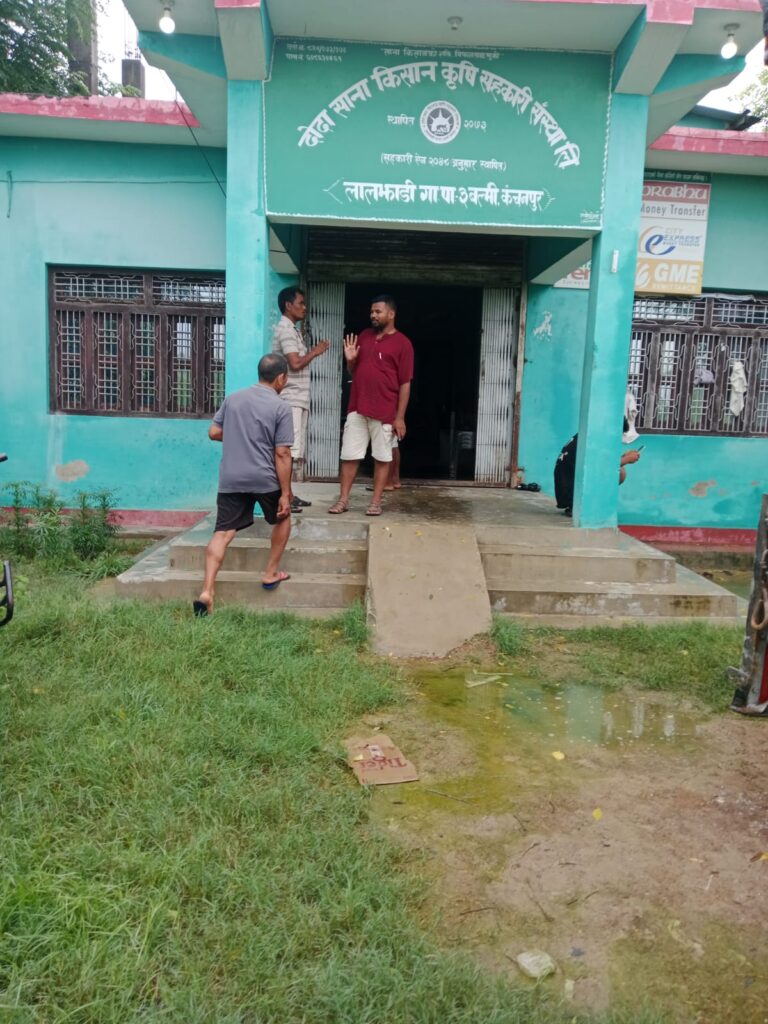 दोदा सहकारीमा किसानले लगाएको ताला सहकारीले तोड्यो