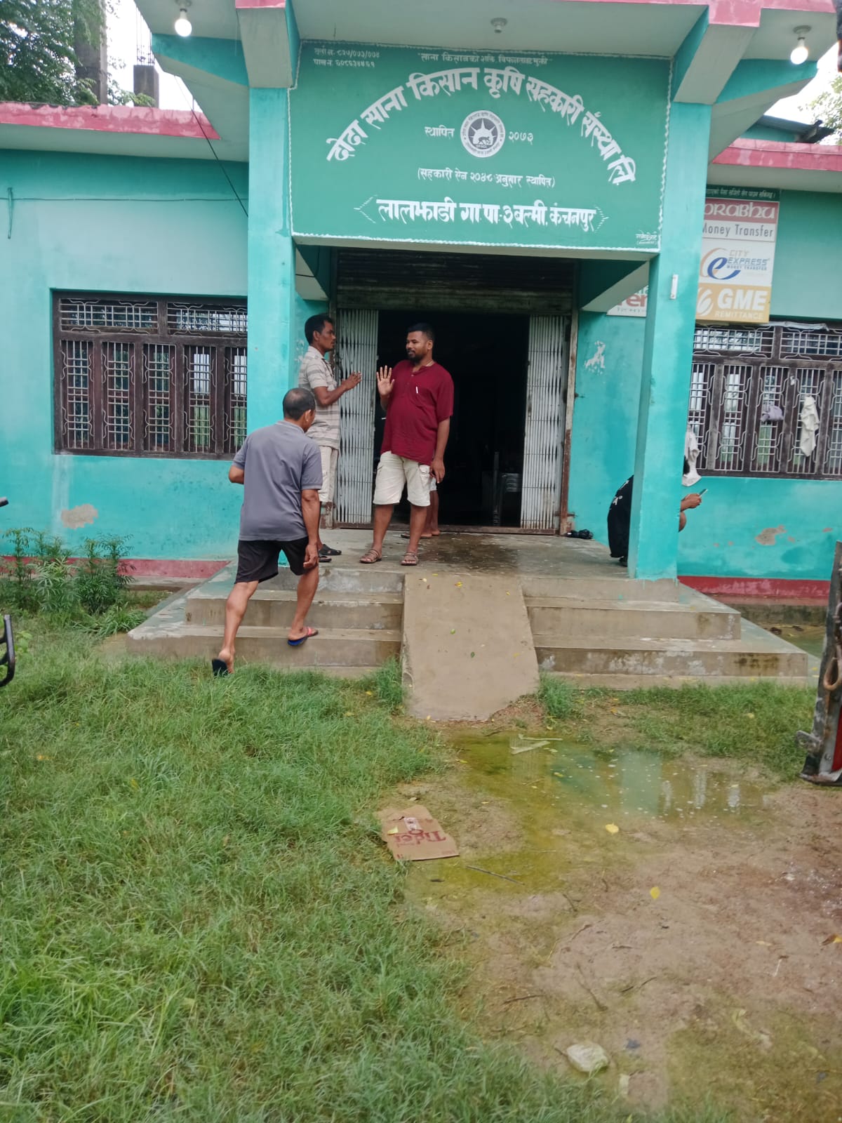 दोदा सहकारीमा किसानले लगाएको ताला सहकारीले तोड्यो