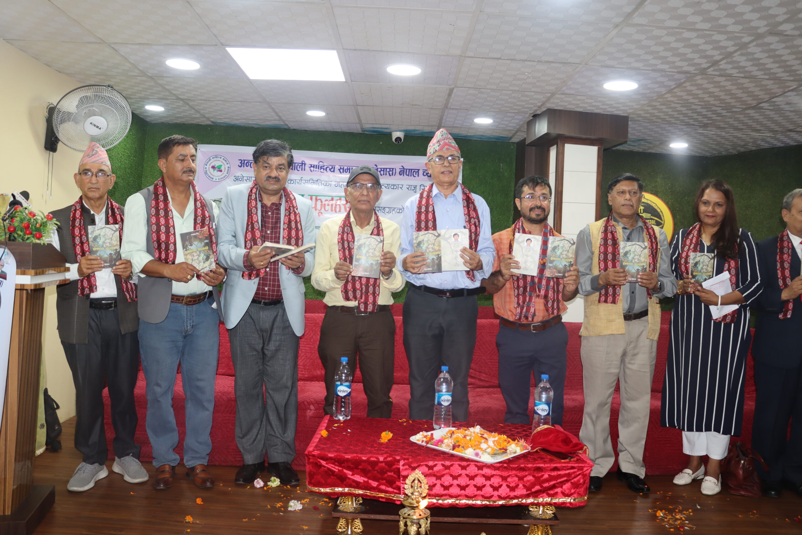 ईश्वरका फूलहरू’ कवितासंग्रह लोकार्पण: नेपाली साहित्यमा नयाँ स्वाद र सोचको थप योगदा