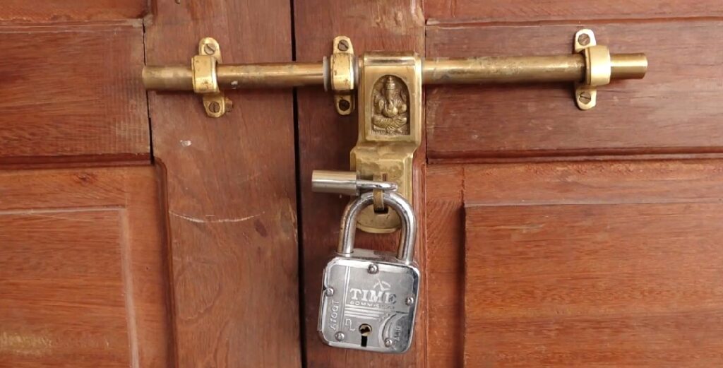 लालझाडीमा सुरो नेपालबाट ठगिएका किसानले गरे सहकारीमा तालाबन्दी