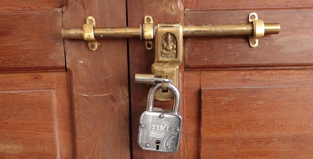 लालझाडीमा सुरो नेपालबाट ठगिएका किसानले गरे सहकारीमा तालाबन्दी