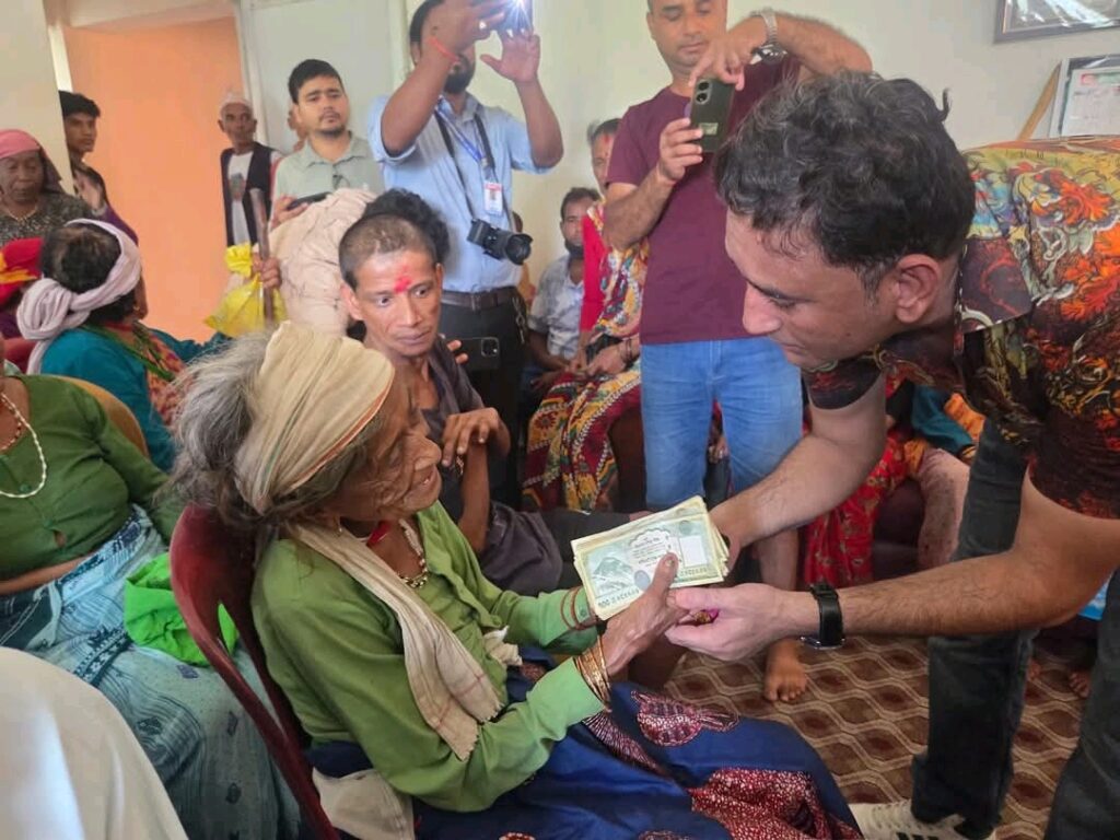 ९ बर्षदेखि भत्ताको रकम जेष्ठ, बेसाहरा नागरिकलाई वितरण गर्दै वडाध्यक्ष कुँवर