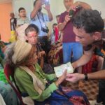 ९ बर्षदेखि भत्ताको रकम जेष्ठ, बेसाहरा नागरिकलाई वितरण गर्दै वडाध्यक्ष कुँवर